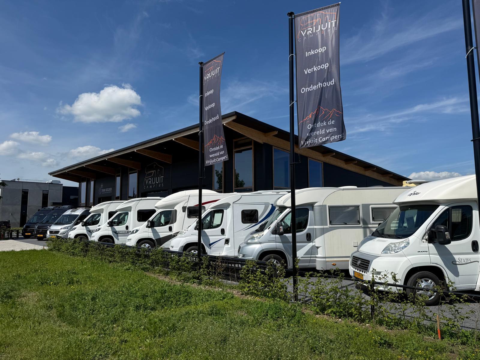 Campers bij de showroom van Vrijuit Campers in Hattemerbroek